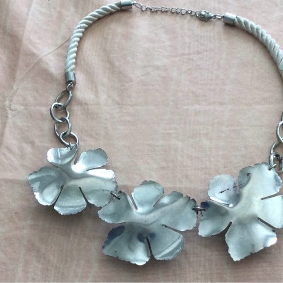 Woman’s unique 3 dimensional Enamel Flower Necklace with sliver tone metal - Picture 9 of 9